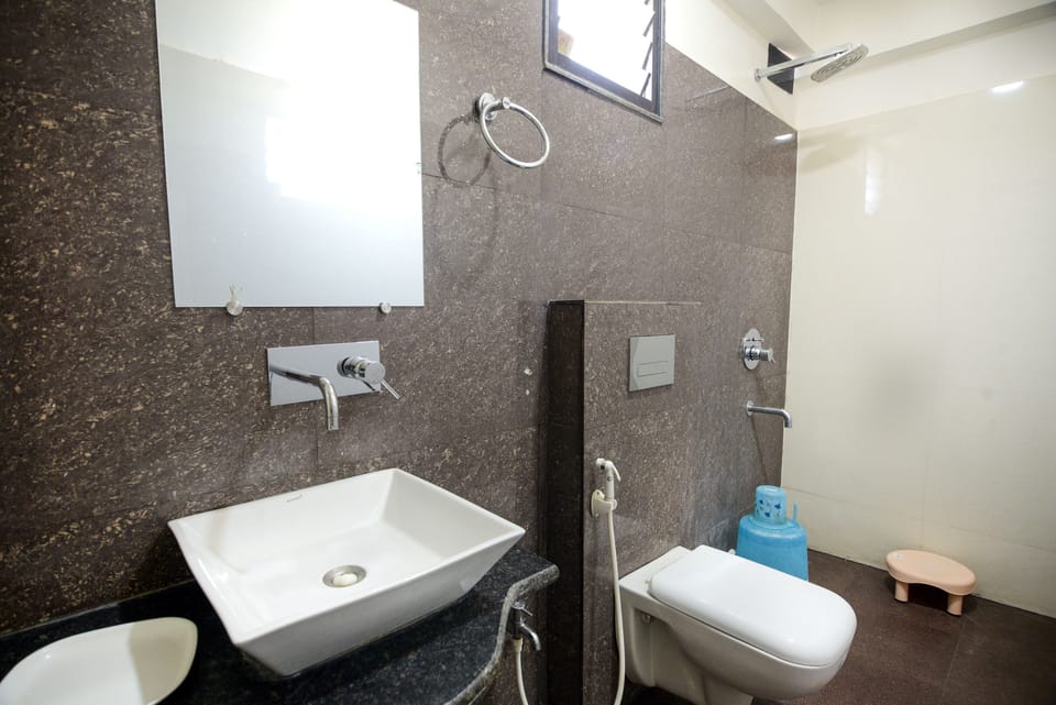 Shower, rainfall showerhead, free toiletries, soap