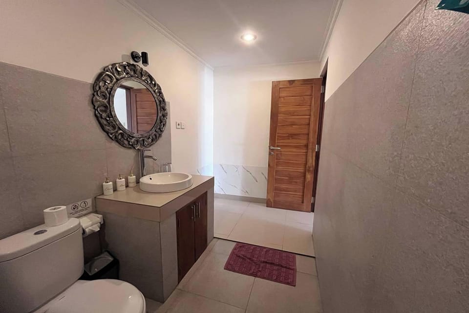 Deluxe Room | Bathroom | Shower, rainfall showerhead, free toiletries, towels