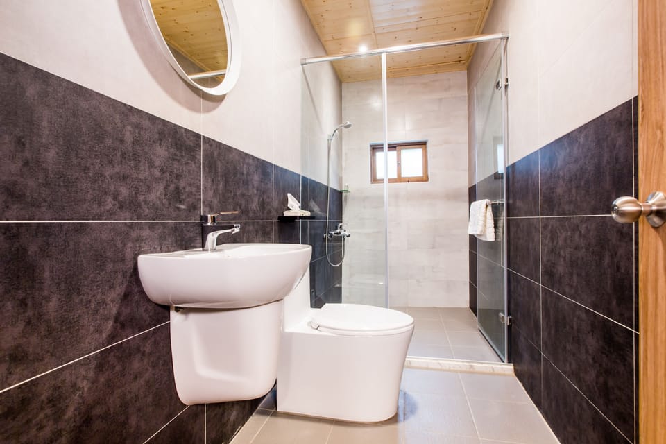 Elite Double Room, 1 Bedroom, Non Smoking, Ensuite | Bathroom | Shower, free toiletries, hair dryer, slippers