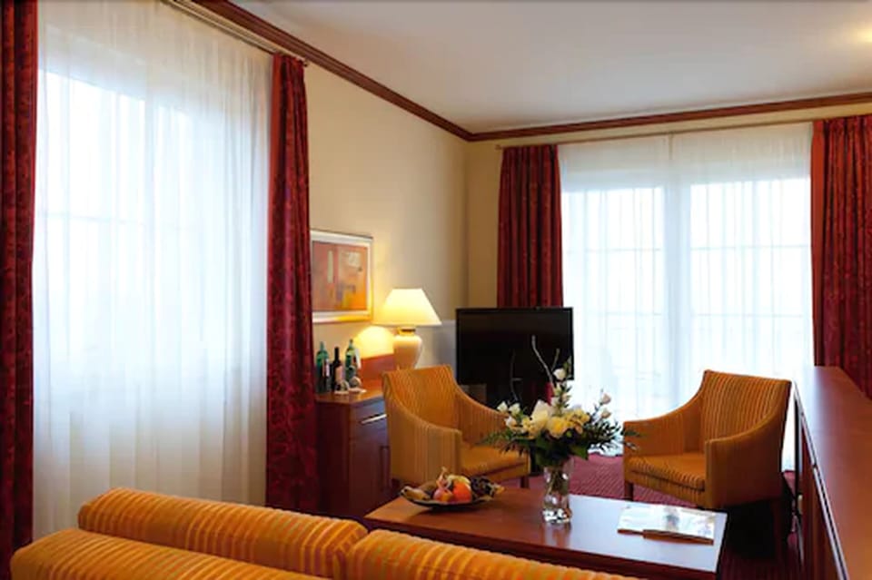 Family Room | Living area | Flat-screen TV