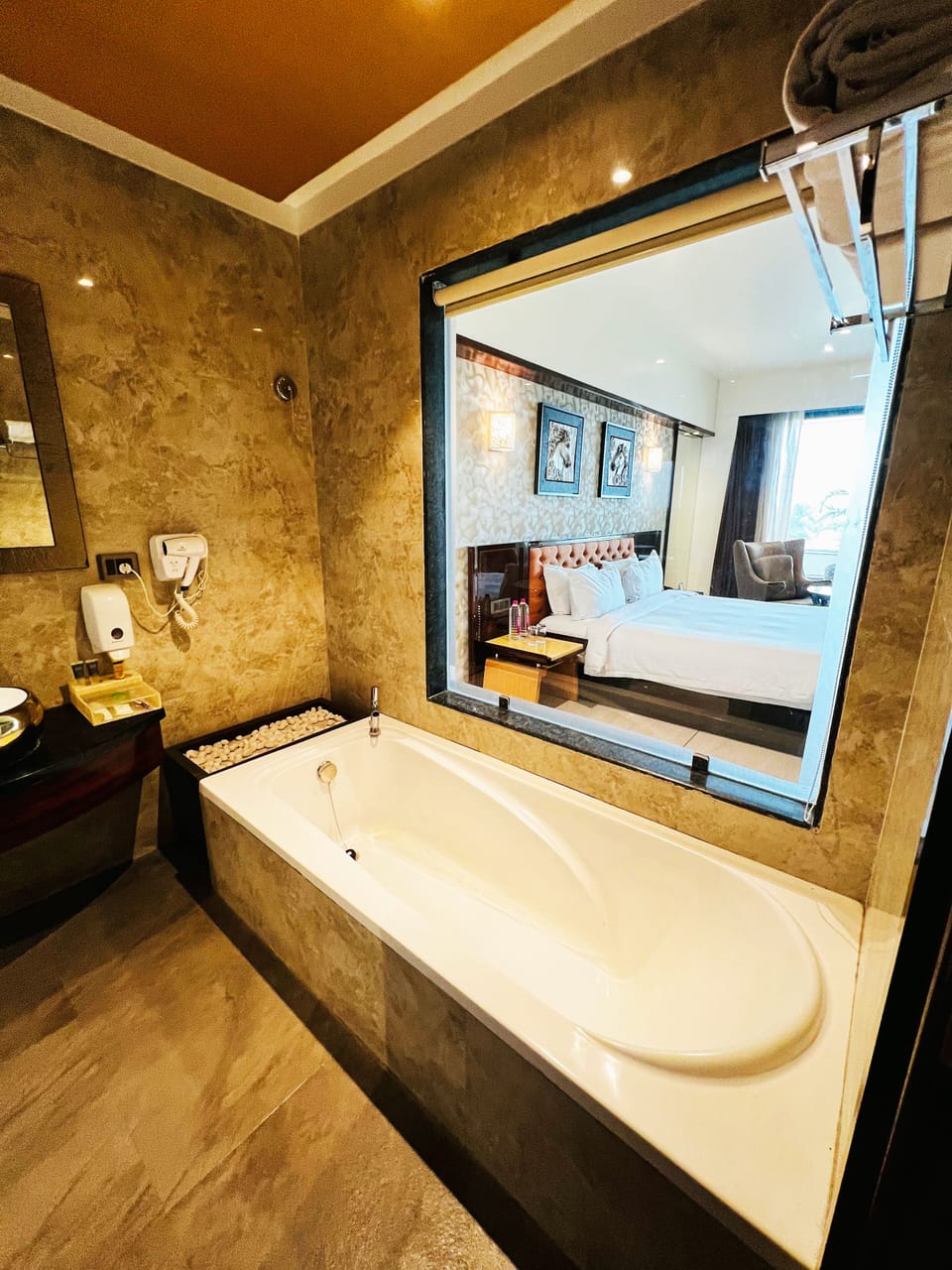 Executive Room | Bathroom | Shower, free toiletries, slippers, towels