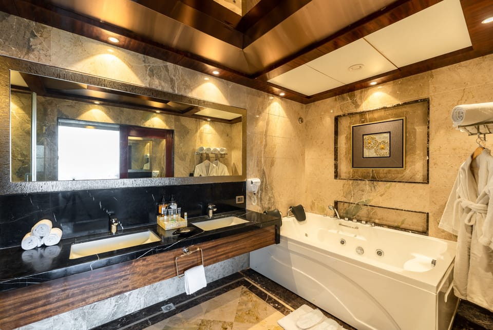 Presidential Suite | Bathroom | Shower, free toiletries, slippers, towels