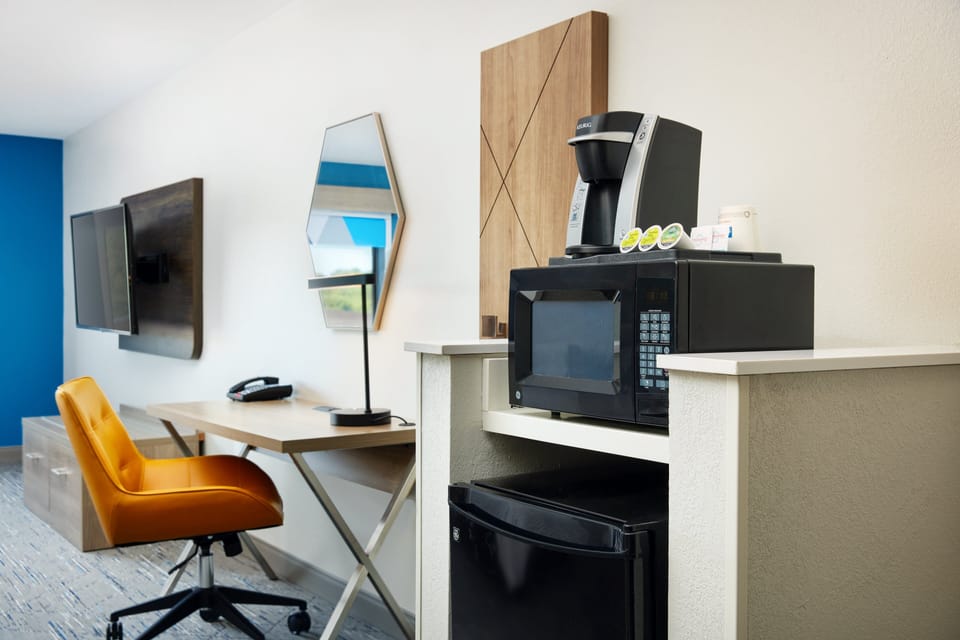 Standard Room, 2 Queen Beds, Accessible (Comm & Mobil, Accessible Tub) | Room amenity