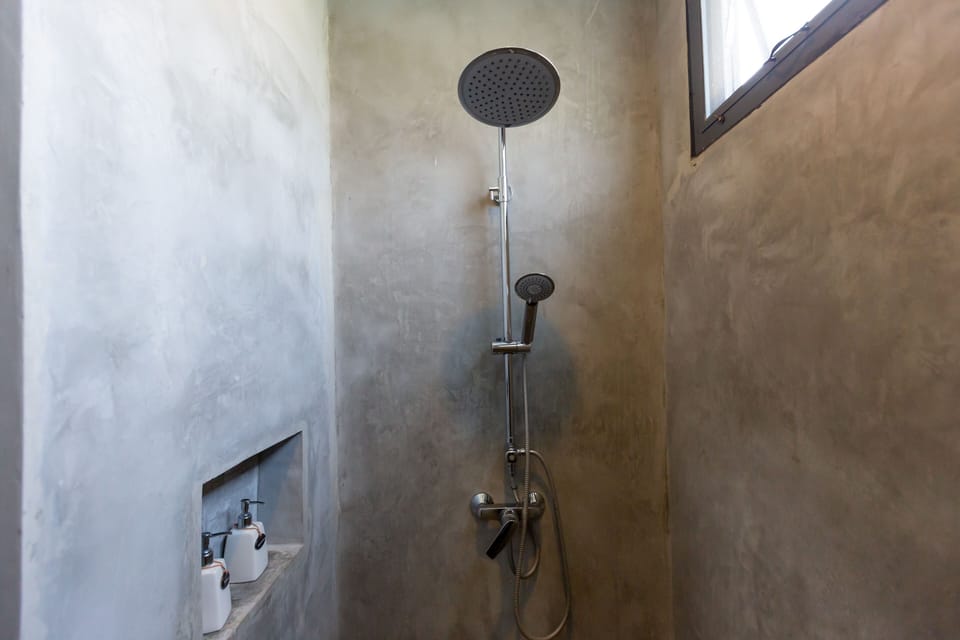 Family Room | Bathroom | Shower, free toiletries, hair dryer, slippers