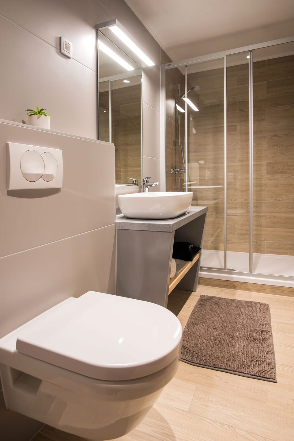 Classic Room | Bathroom | Shower, free toiletries, hair dryer, towels