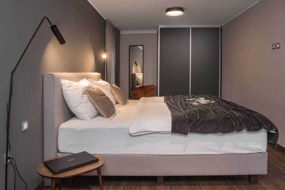 Suite | Minibar, in-room safe, individually decorated, desk