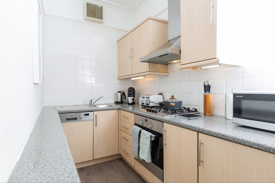 Apartment, 1 Bedroom | Private kitchen | Fridge, microwave, oven, dishwasher