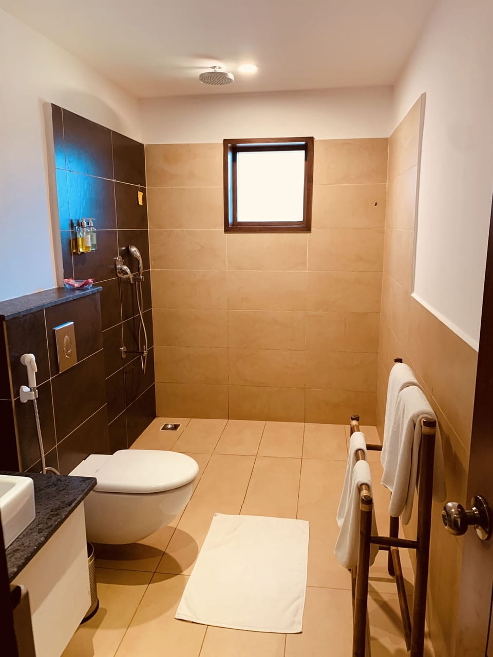 Deluxe Room, 1 Bedroom | Bathroom | Shower, free toiletries, towels