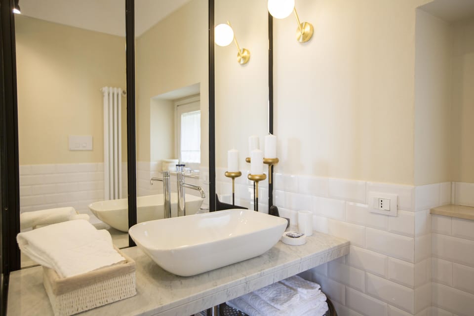 Double Room, Balcony (Giardino d' interno) | Bathroom sink
