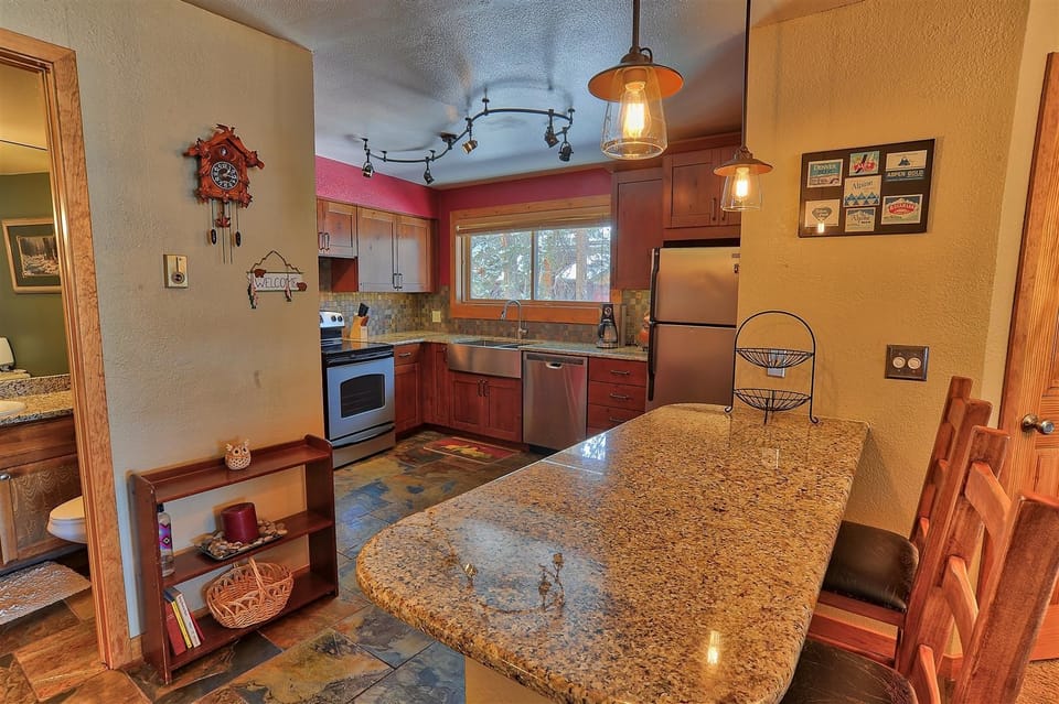 Full-size fridge, microwave, oven, stovetop