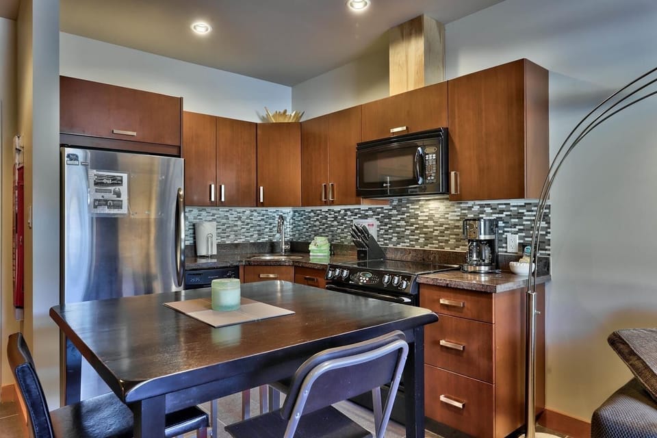 Cottage, 1 Bedroom | Private kitchen | Coffee/tea maker, fridge, microwave, stovetop