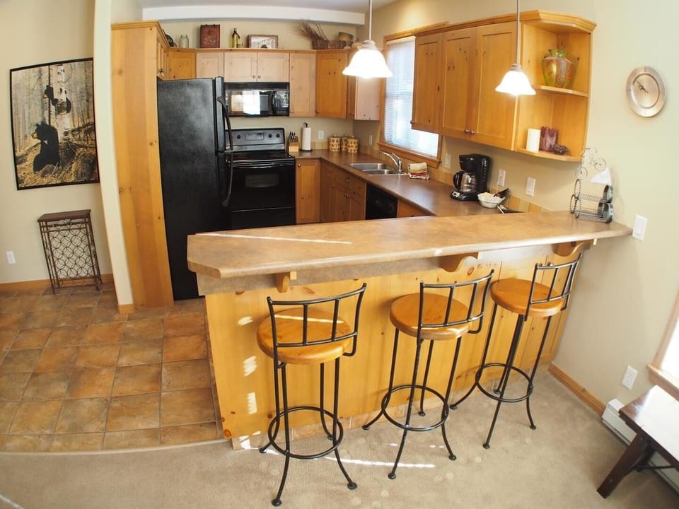 Condo, 3 Bedrooms | Private kitchen | Fridge, microwave, stovetop, dishwasher