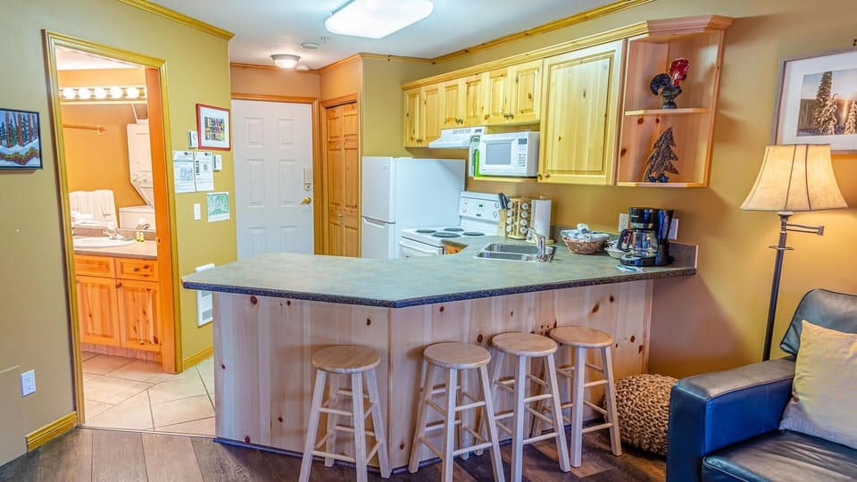 Condo, 1 Bedroom | Private kitchen | Fridge, oven, toaster
