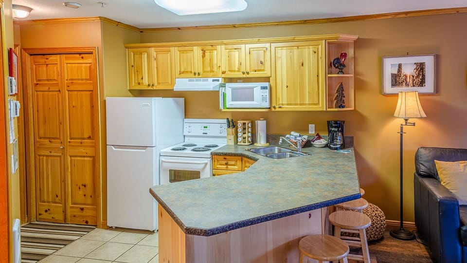 Condo, 1 Bedroom | Private kitchen | Fridge, oven, toaster