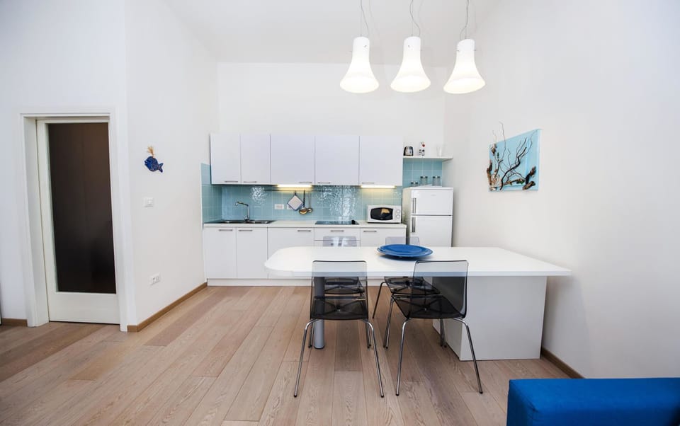 Apartment, 1 Bedroom, Sea View | In-room dining