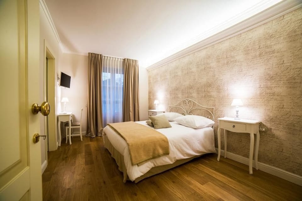 Double Room | In-room safe, desk, blackout drapes, WiFi (free)