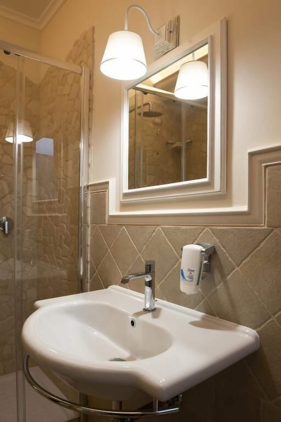 Twin Room | Bathroom | Shower, free toiletries, hair dryer, slippers