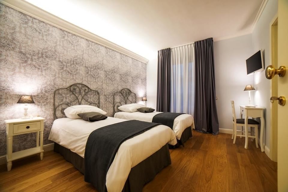 Twin Room | In-room safe, desk, blackout drapes, WiFi (free)