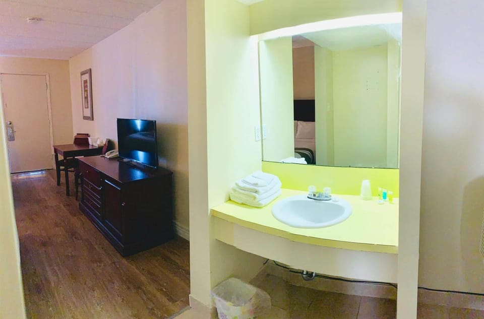 Double Room, 2 Double Beds, Microwave, Ground Floor | Pillowtop beds, desk, soundproofing, free WiFi