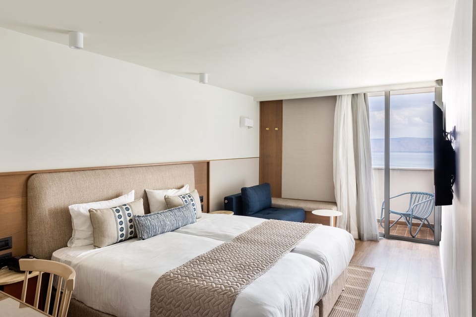Deluxe High Floor with Balcony and Lake View | In-room safe, desk, laptop workspace, soundproofing