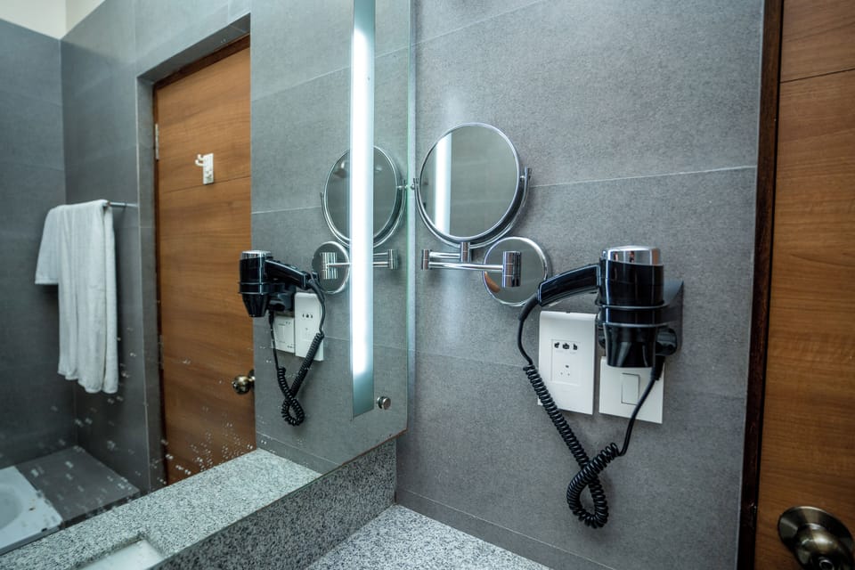 Executive Room | Bathroom | Jetted tub, slippers