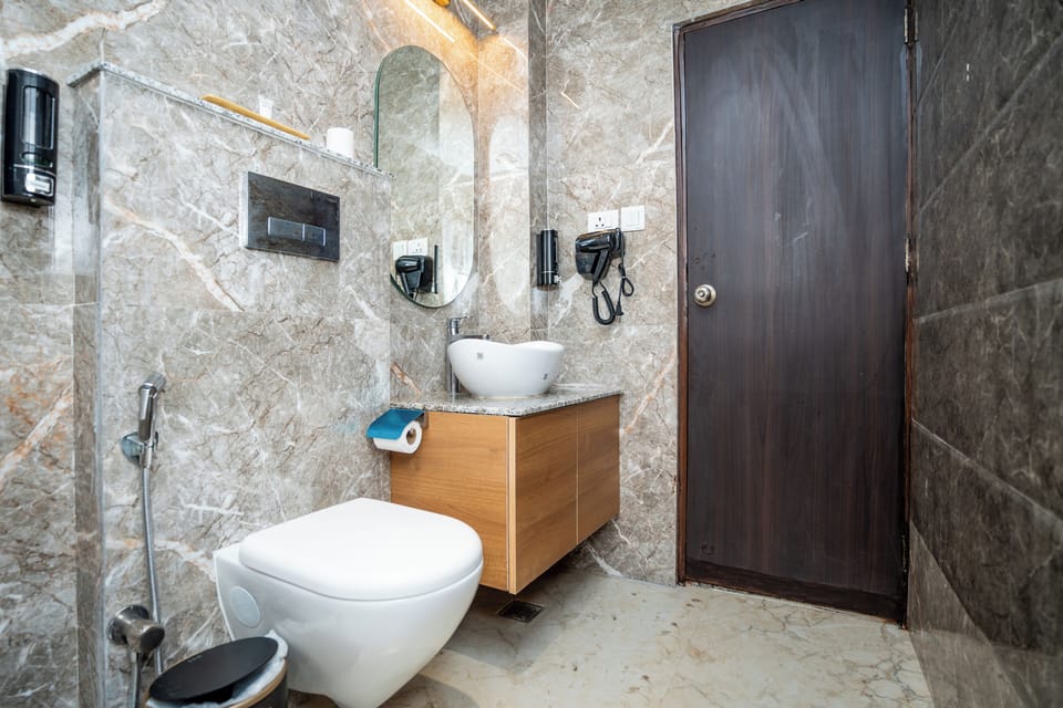 Family Room | Bathroom | Jetted tub, slippers