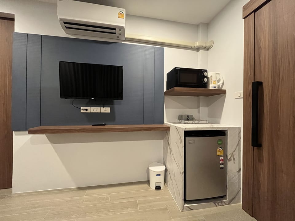 Deluxe Quadruple Room, 1 Bedroom | Living area | Flat-screen TV