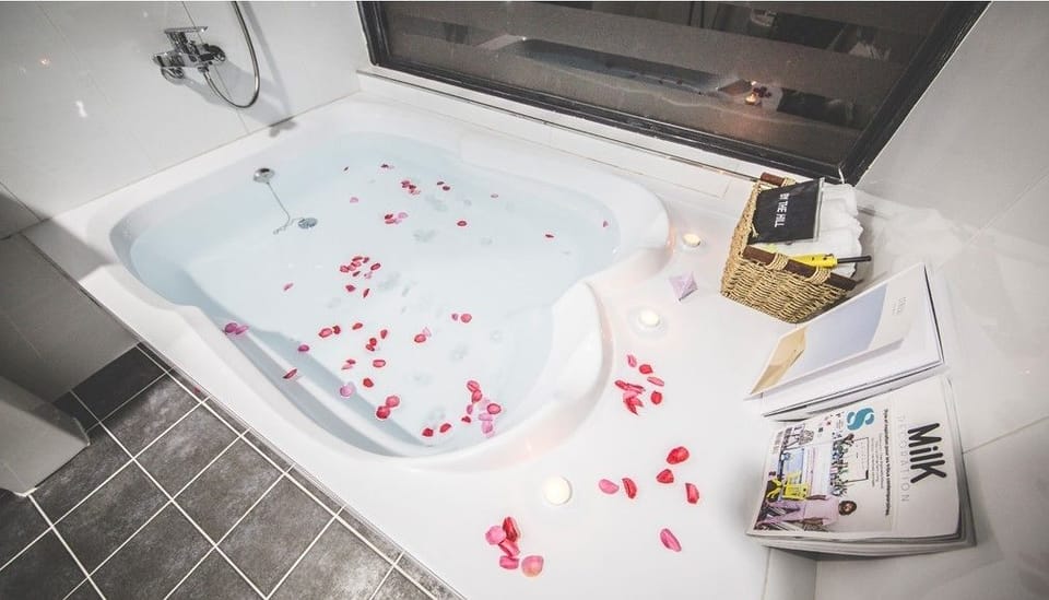 Basic Studio | Deep soaking bathtub