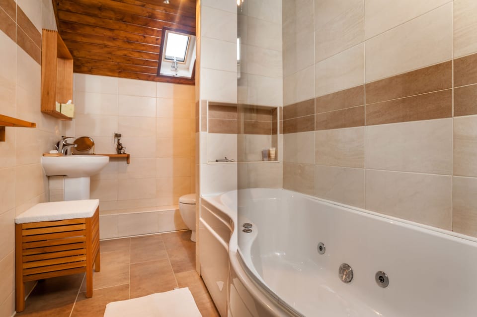 Comfort Double Room | Bathroom | Free toiletries, hair dryer, towels, soap