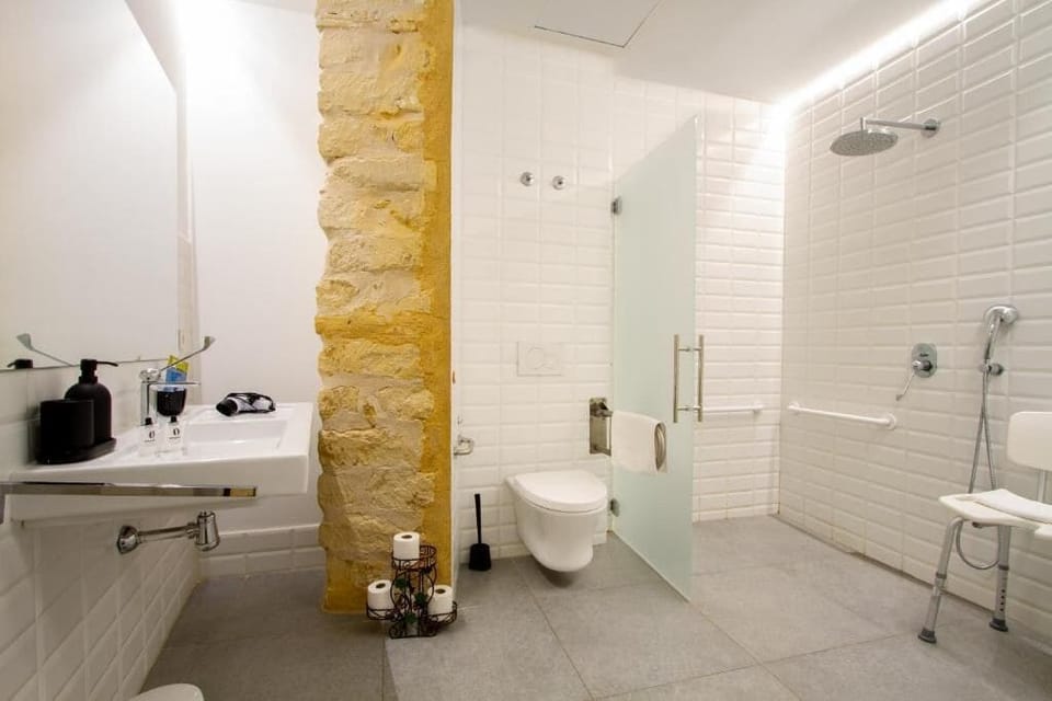 Triple Room, Accessible | Bathroom | Hair dryer, bidet, towels