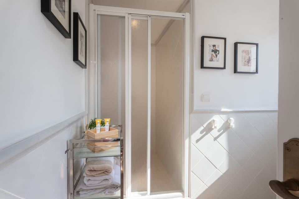 Standard Double Room | Bathroom | Free toiletries, hair dryer, towels