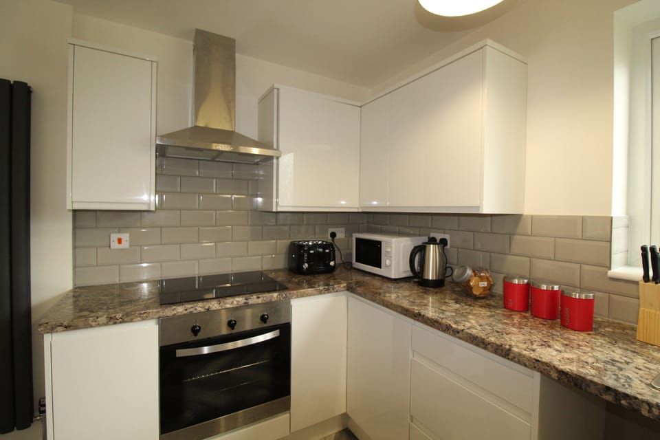Comfort House, 4 Bedrooms (Sleeps 8) | Shared kitchen | Fridge, microwave, oven, stovetop
