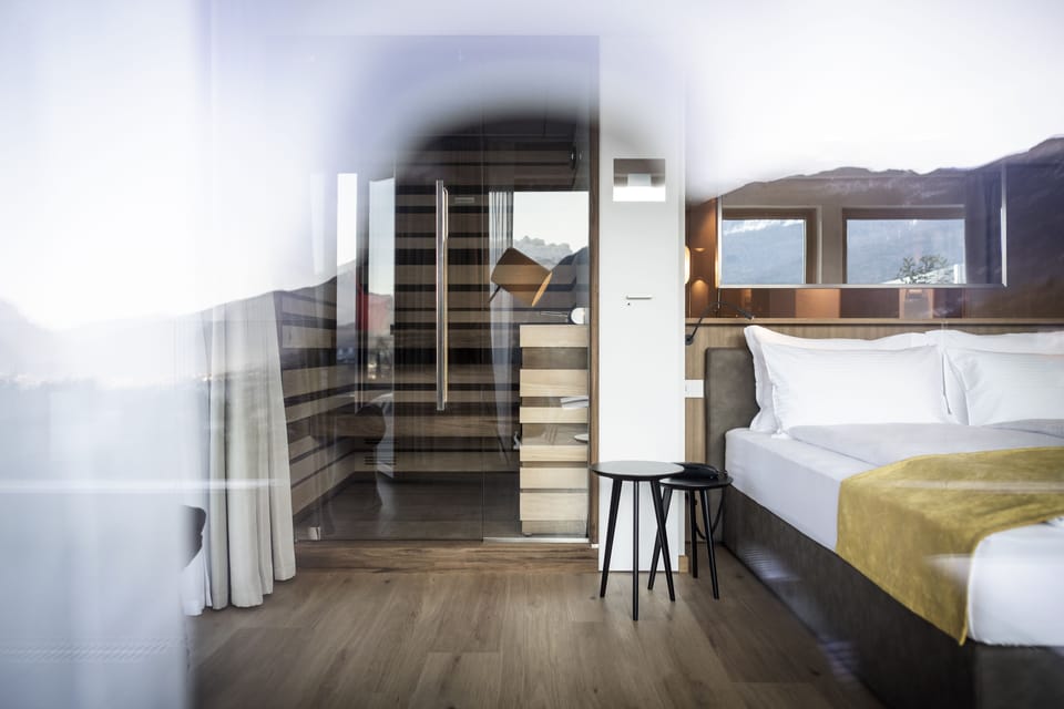 Deluxe Suite, Hot Tub | Down comforters, minibar, in-room safe, laptop workspace