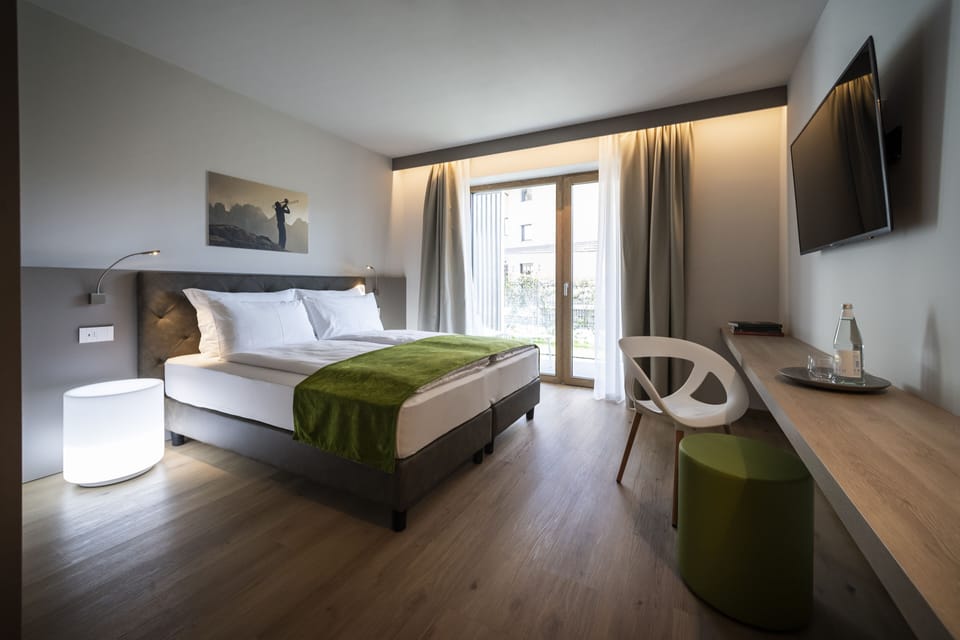 Standard Room | Down comforters, minibar, in-room safe, laptop workspace