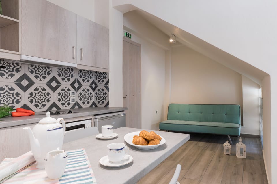 Fridge, oven, stovetop, electric kettle