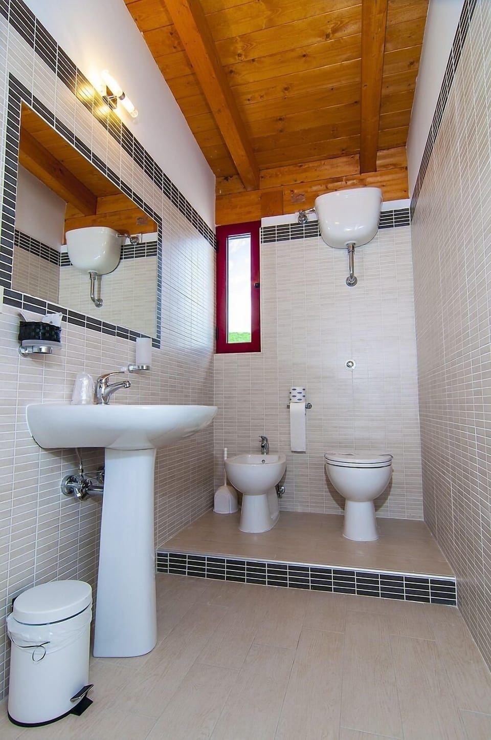 Shower, free toiletries, bidet, towels