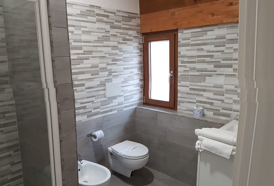Superior Quadruple Room | Bathroom | Shower, free toiletries, bidet, towels