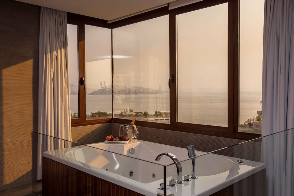 Deluxe Suite, Jetted Tub | Jetted tub