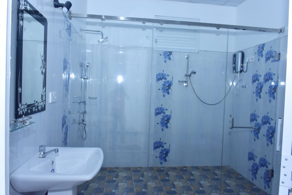 Shower, free toiletries, towels