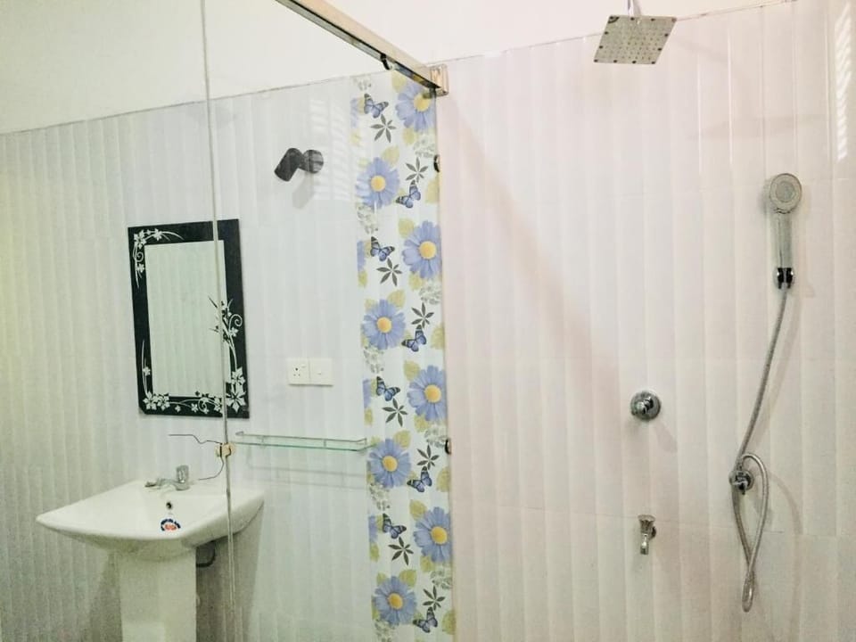 Shower, free toiletries, towels