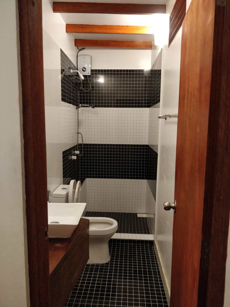 Deluxe Room | Bathroom | Shower, free toiletries, towels