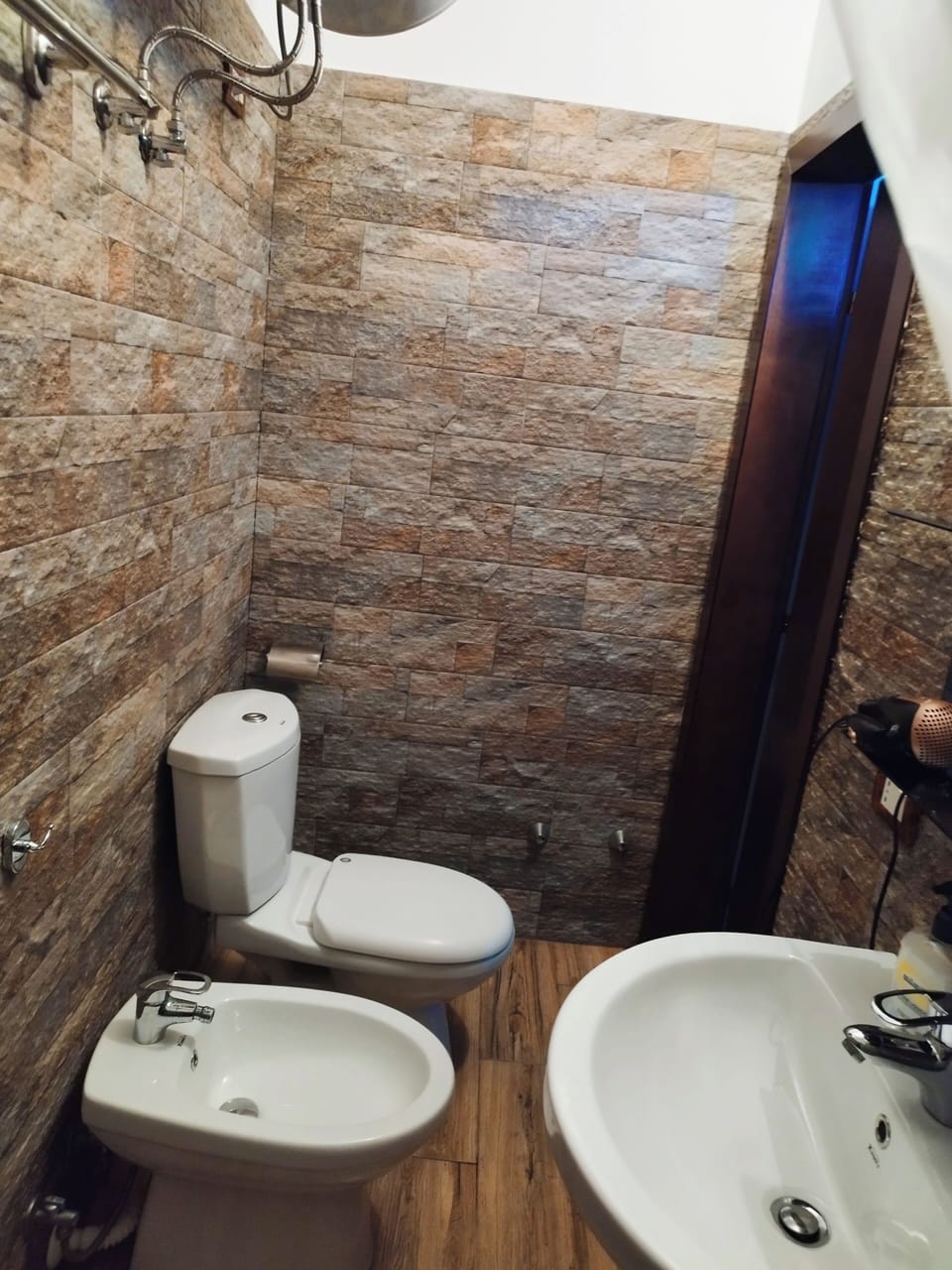Traditional Twin Room | Bathroom | Shower, rainfall showerhead, free toiletries, hair dryer