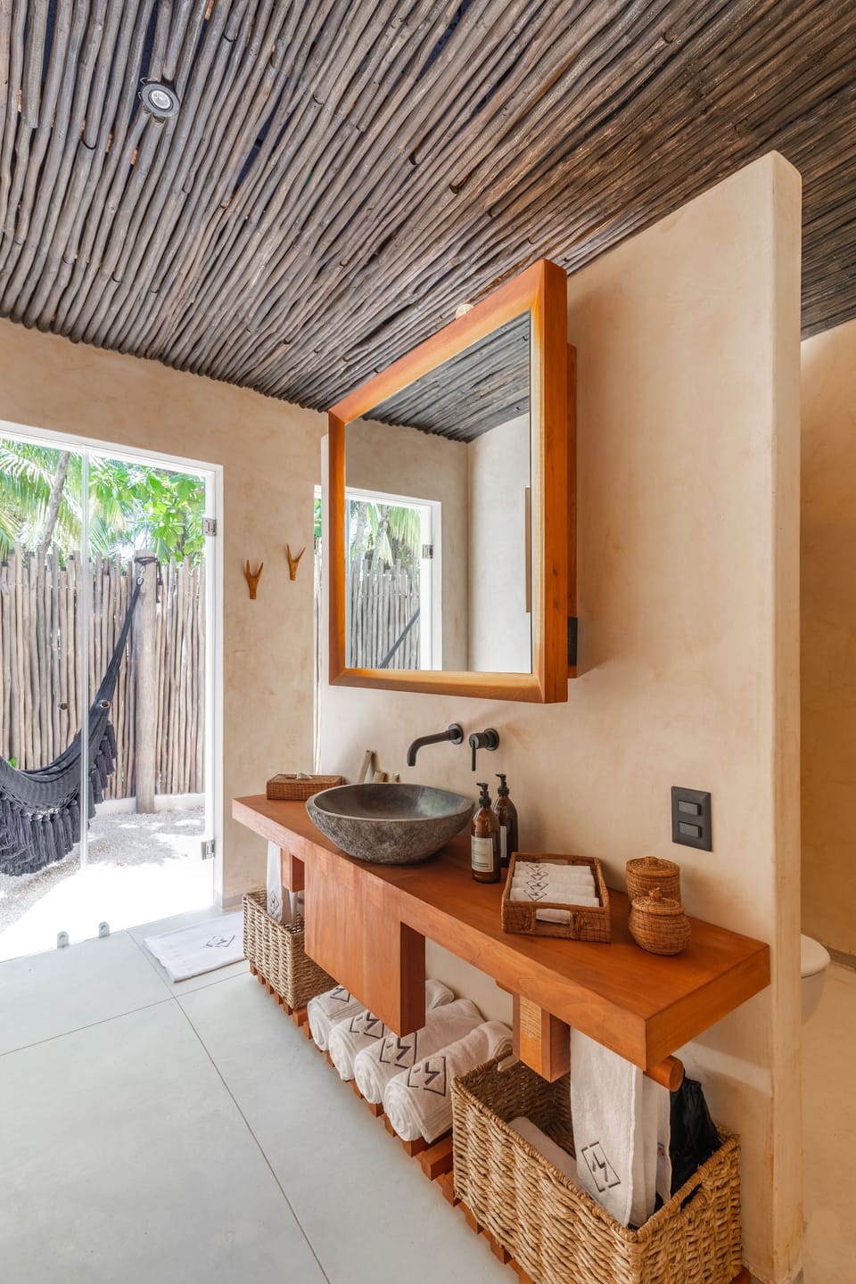 Shower, rainfall showerhead, free toiletries, hair dryer