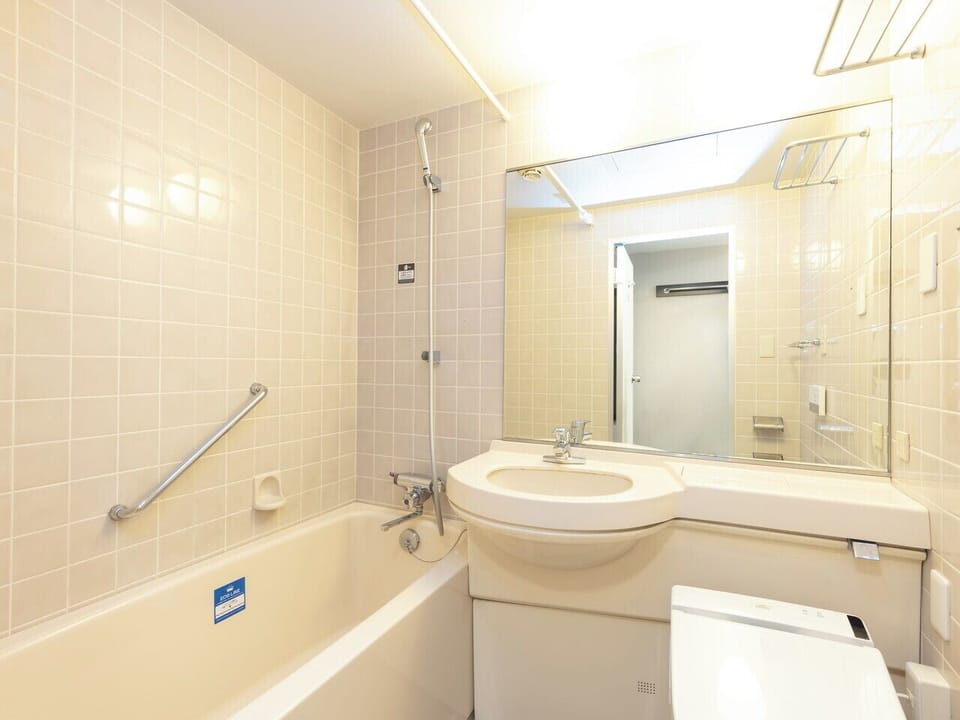 Combined shower/tub, deep soaking tub, free toiletries, hair dryer
