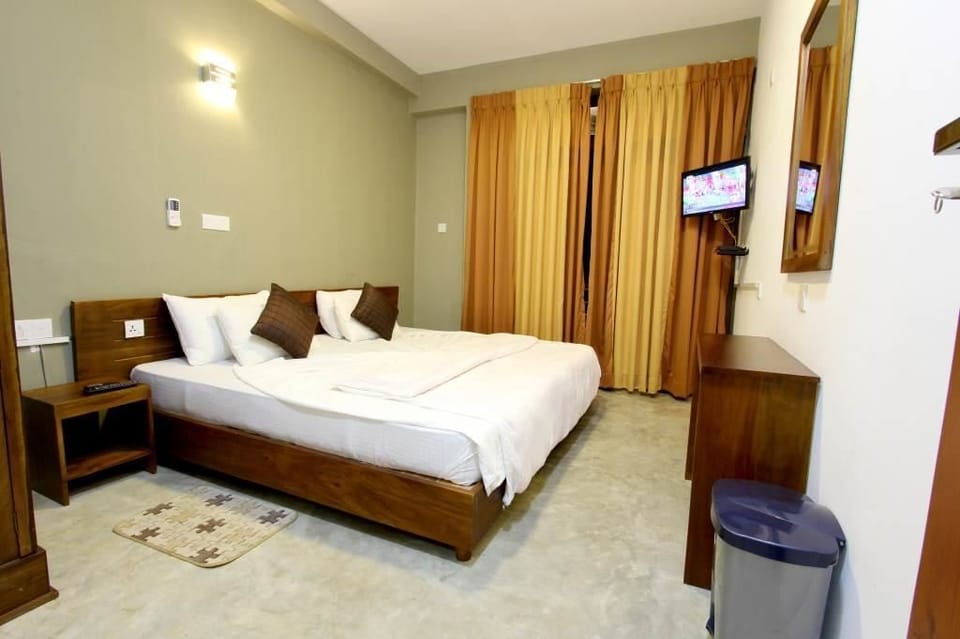 Deluxe Double Room | Desk, blackout drapes, soundproofing, free WiFi