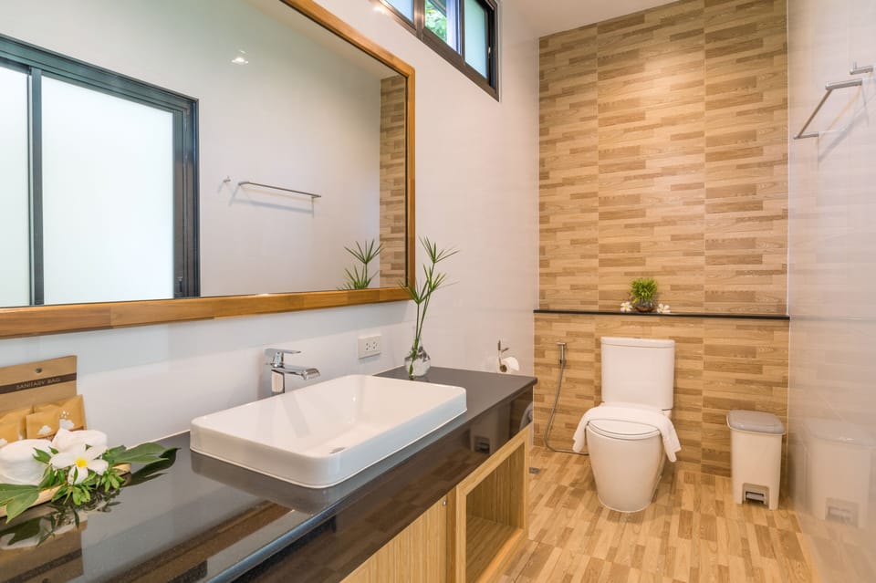 Shower, rainfall showerhead, free toiletries, hair dryer