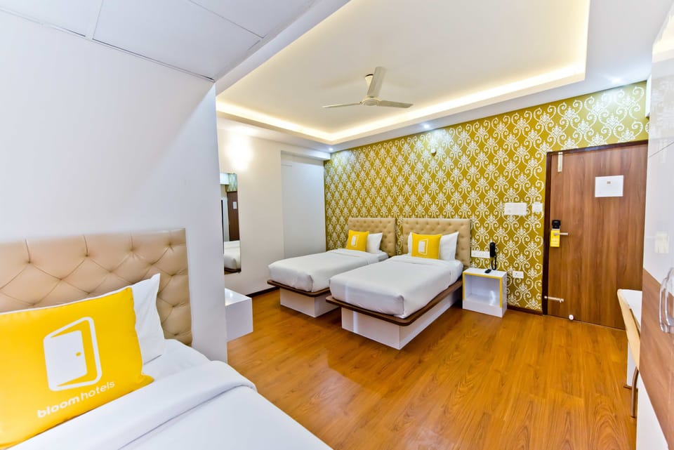 Deluxe Triple Room | In-room safe, bed sheets