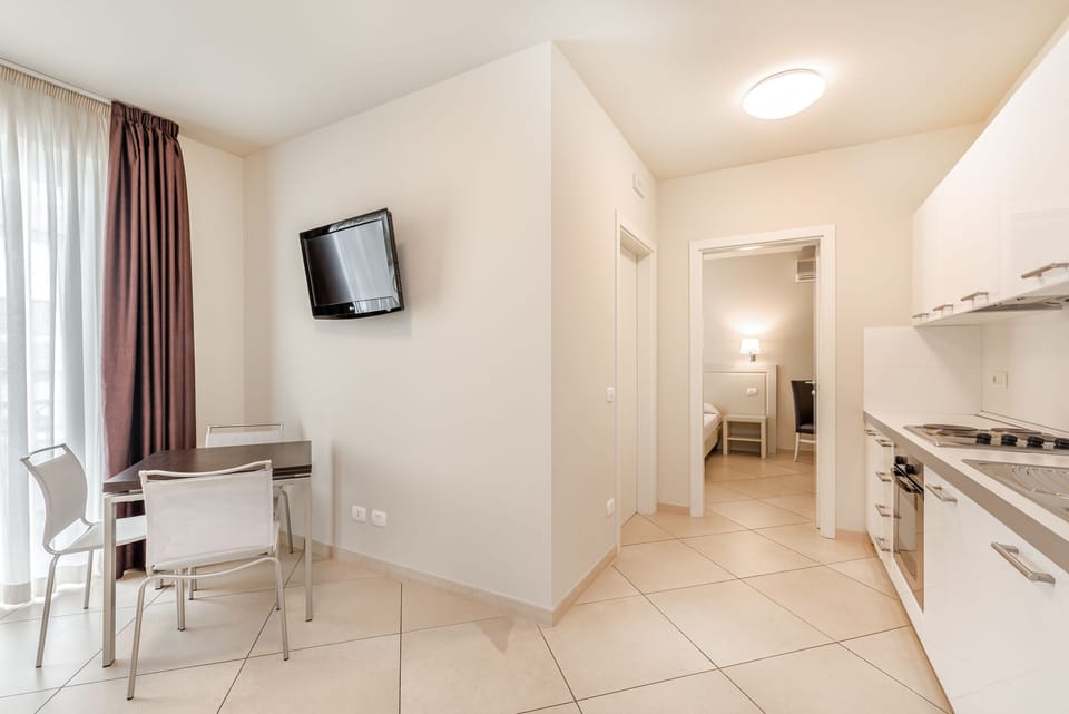 Triple Room | In-room safe, blackout drapes, soundproofing, free WiFi