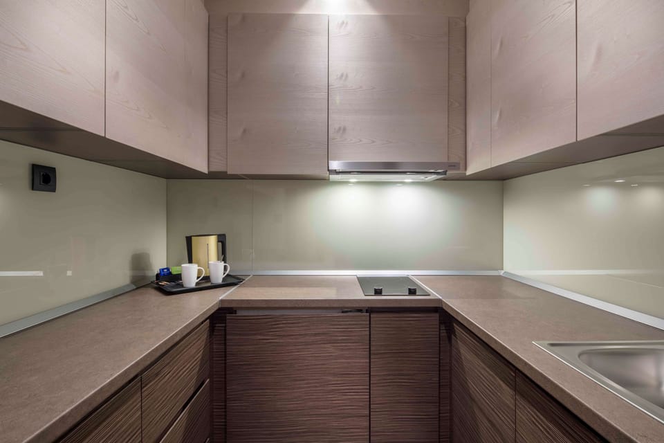 Suite, 1 Bedroom, Kitchen | Private kitchen | Electric kettle, cookware/dishes/utensils