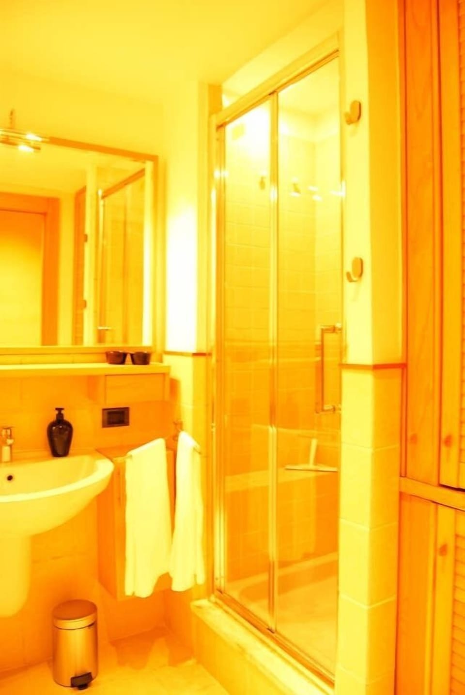 Apartment, 1 Bedroom | Bathroom | Shower, rainfall showerhead, hair dryer, bidet